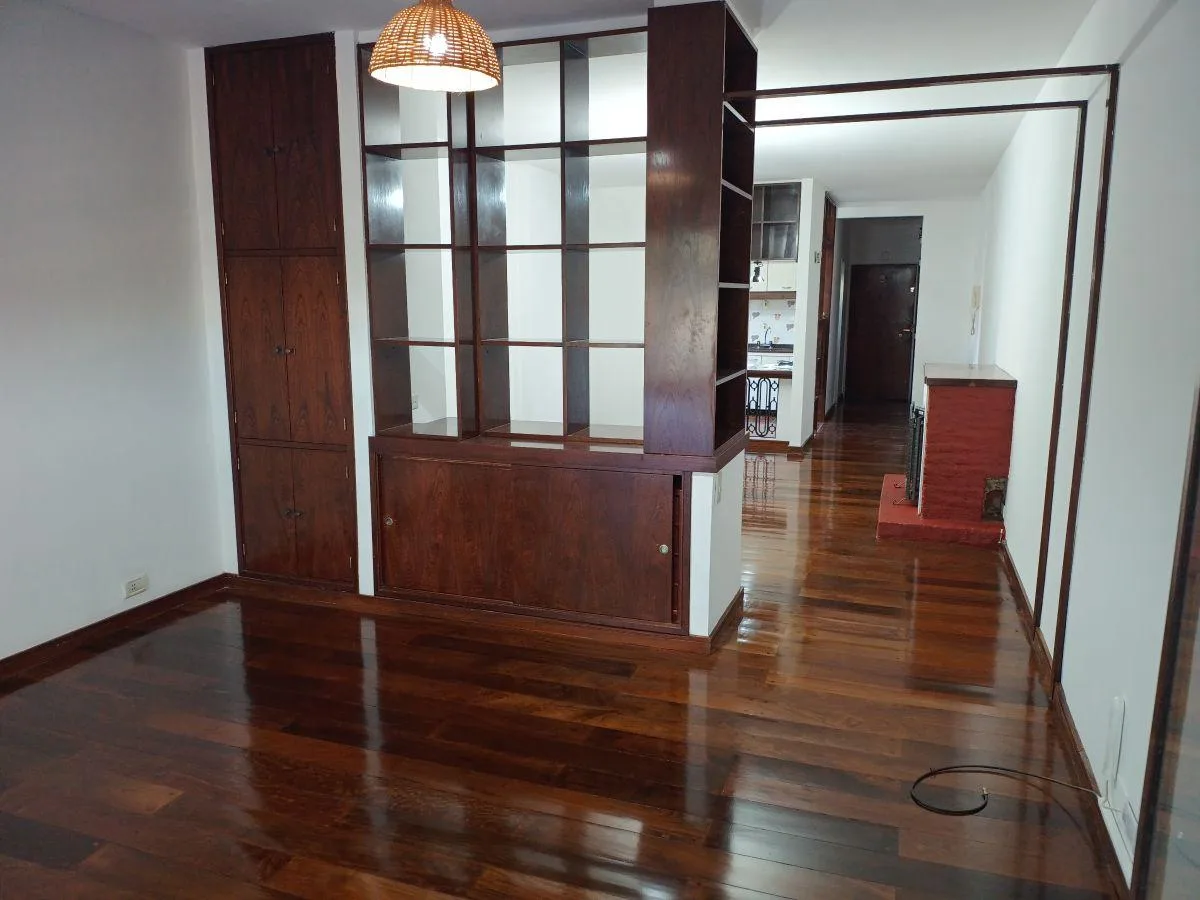 Departamento de 2 ambientes al frente con balcón terraza en Almagro