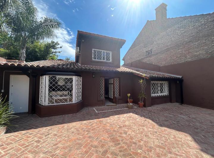 Трёхспальная восстановленная вилла с бассейном в Beccar