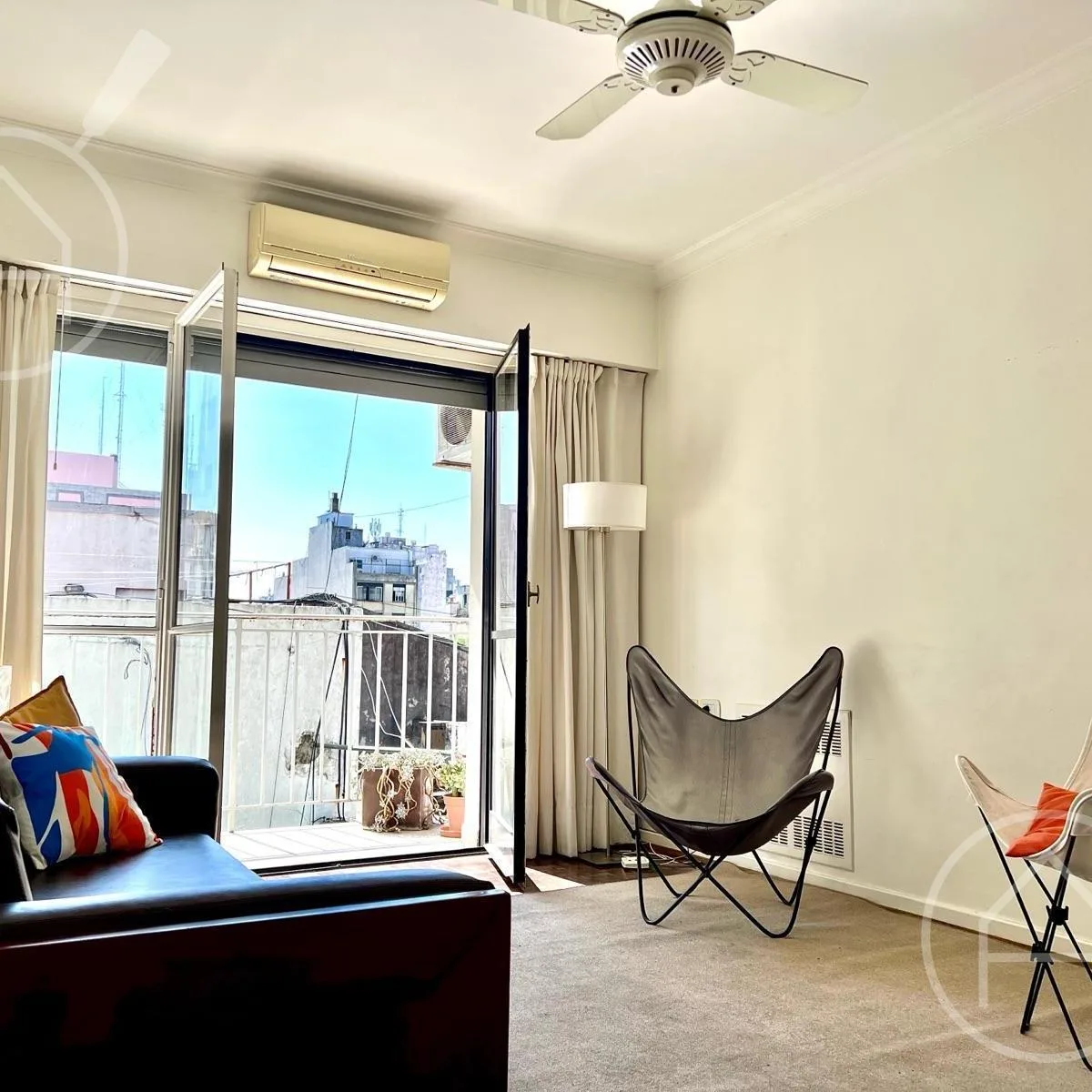 Departamento de 3 ambientes con balcón corrido en Monserrat