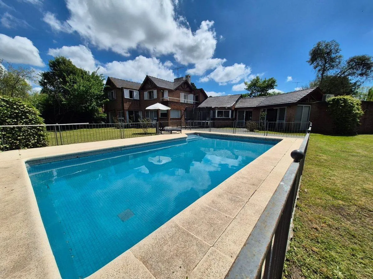 Casa de 6 ambientes con pileta en Luján