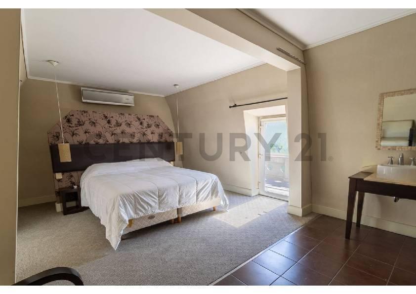 Habitación con baño privado y balcón en Monserrat