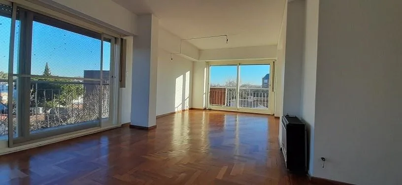 Apartamento meio andar de 3 dormitórios em Beccar