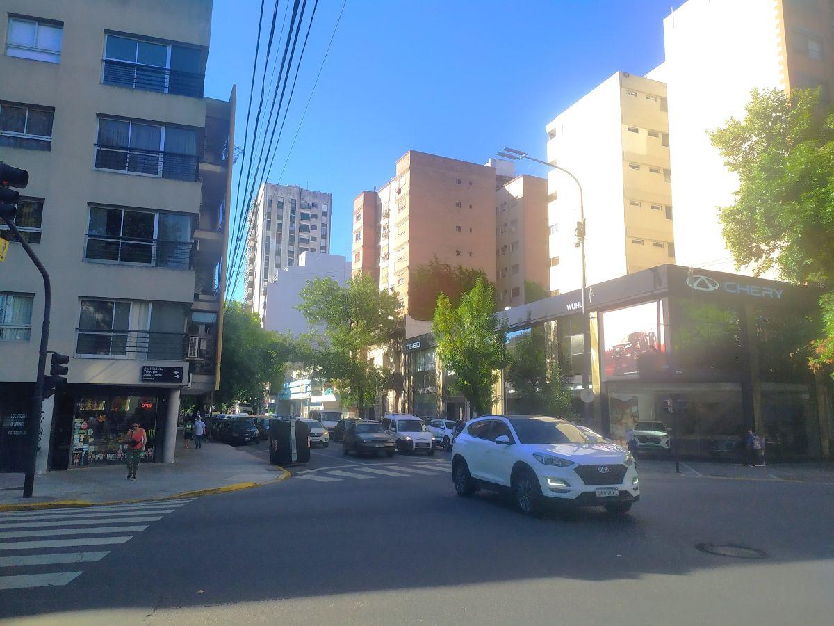 Apartamento de três ambientes com 2 dormitórios e varanda de fundos em Boedo