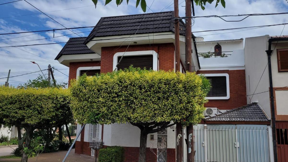 Four-bedroom triplex house for rent in Haedo, Morón