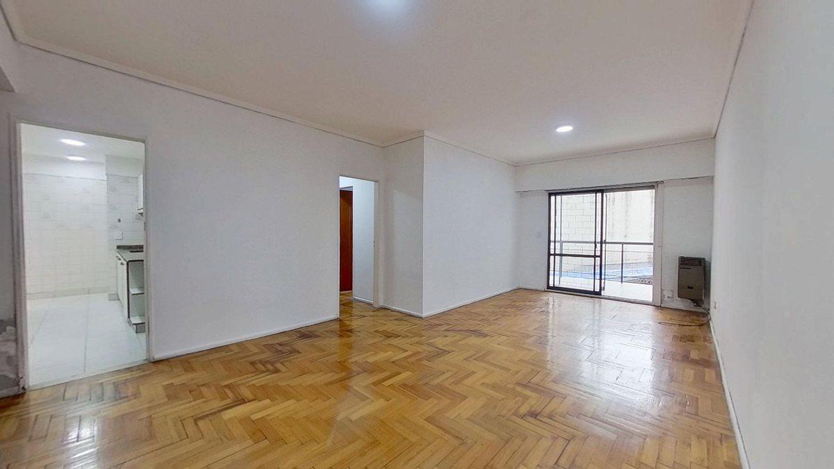 Two-bedroom half-floor apartment in Almagro with balcony and private patio