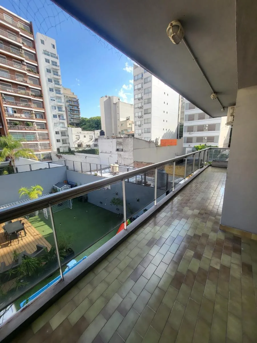 Four-bedroom half-floor apartment in Caballito