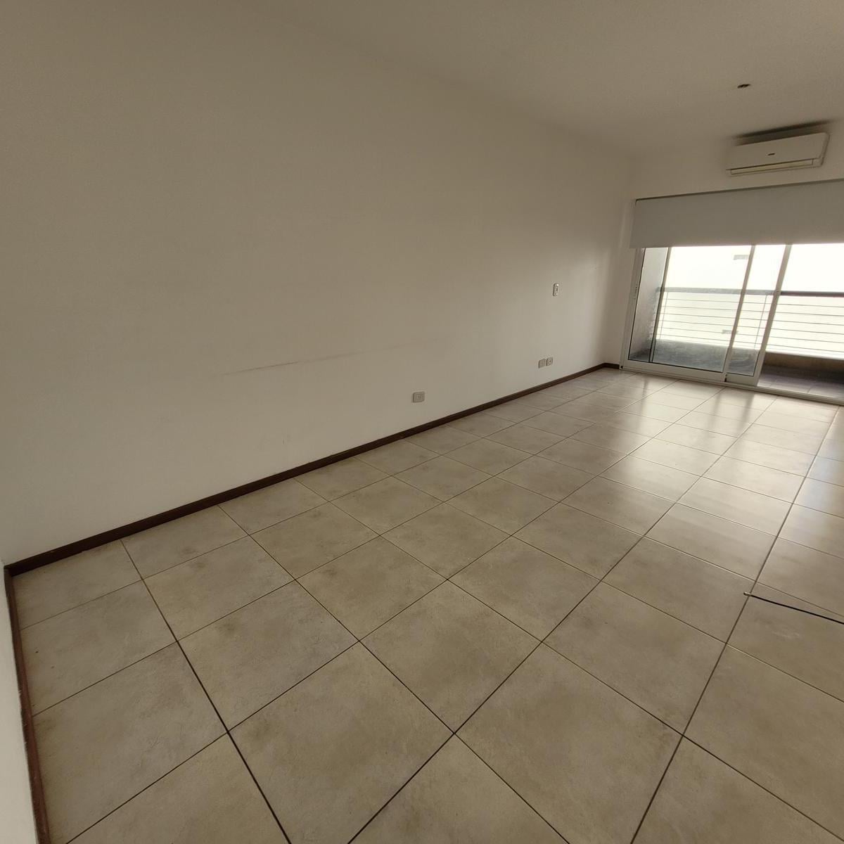 Departamento de 2 ambientes con cochera en Flores