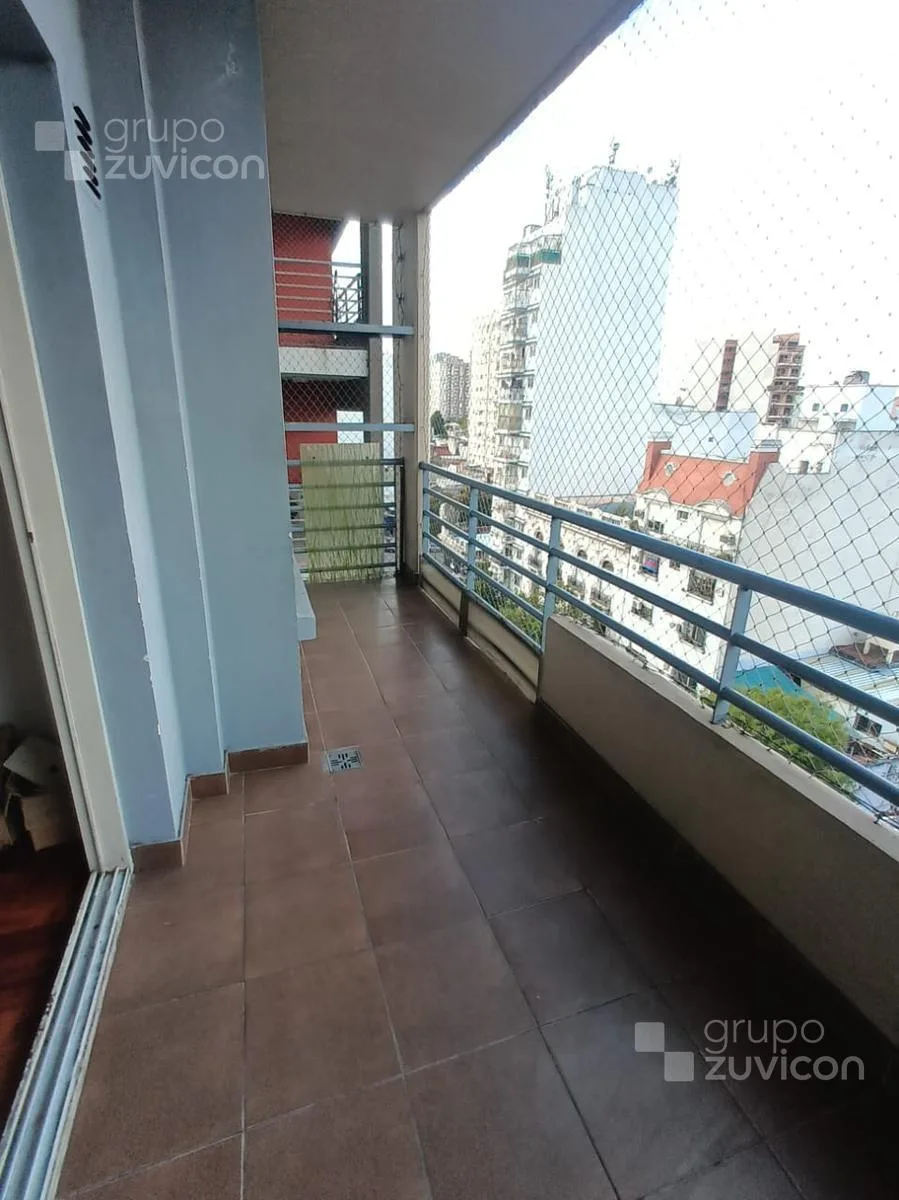 Departamento de 4 ambientes al frente con balcón y cochera en Almagro