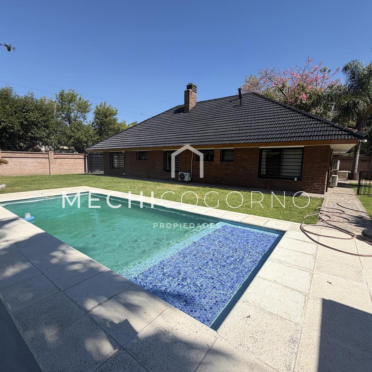 Дом с 3 спальнями, бассейном и участком в Beccar