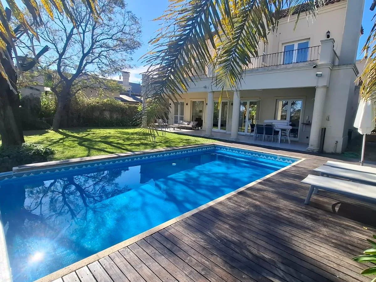 Four-bedroom house with water views in Tigre