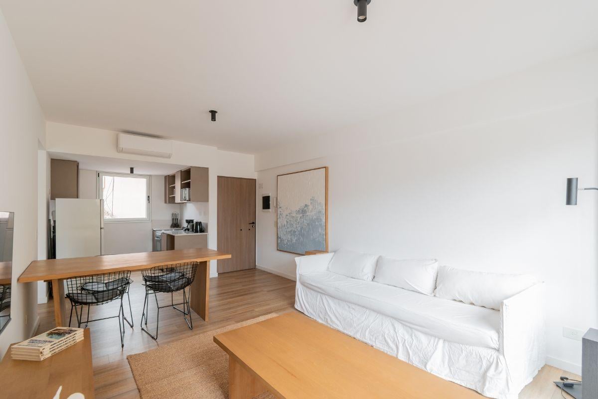 Departamento de 2 ambientes amoblado con balcón en Constitución