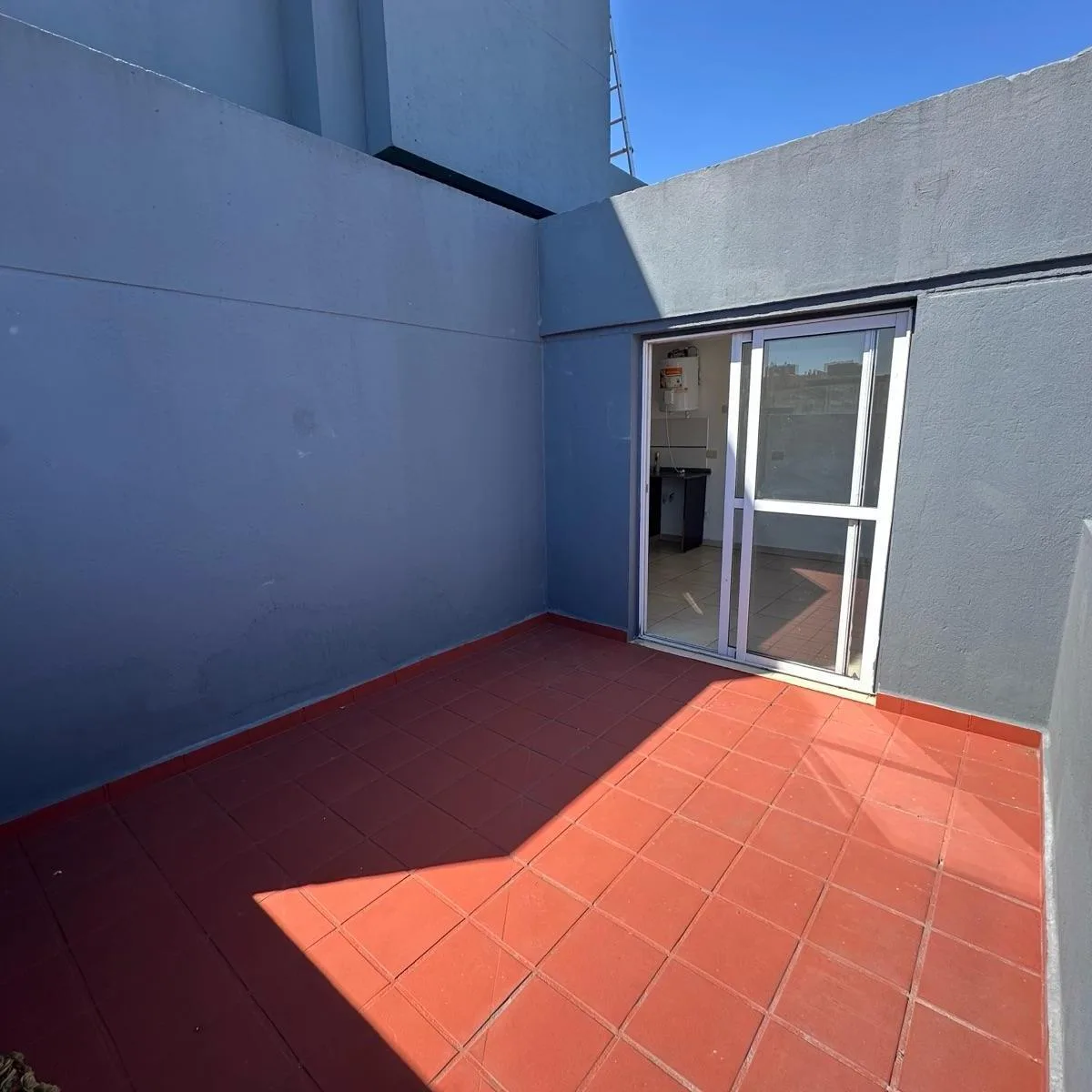 Kitnet com pátio em Morón