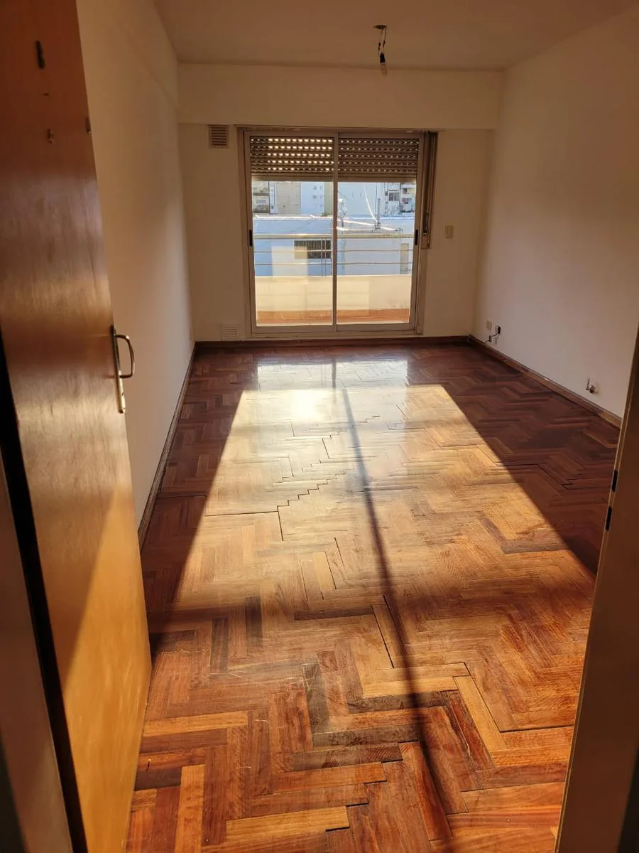 Two-bedroom, three-room half-floor apartment in Flores with parking