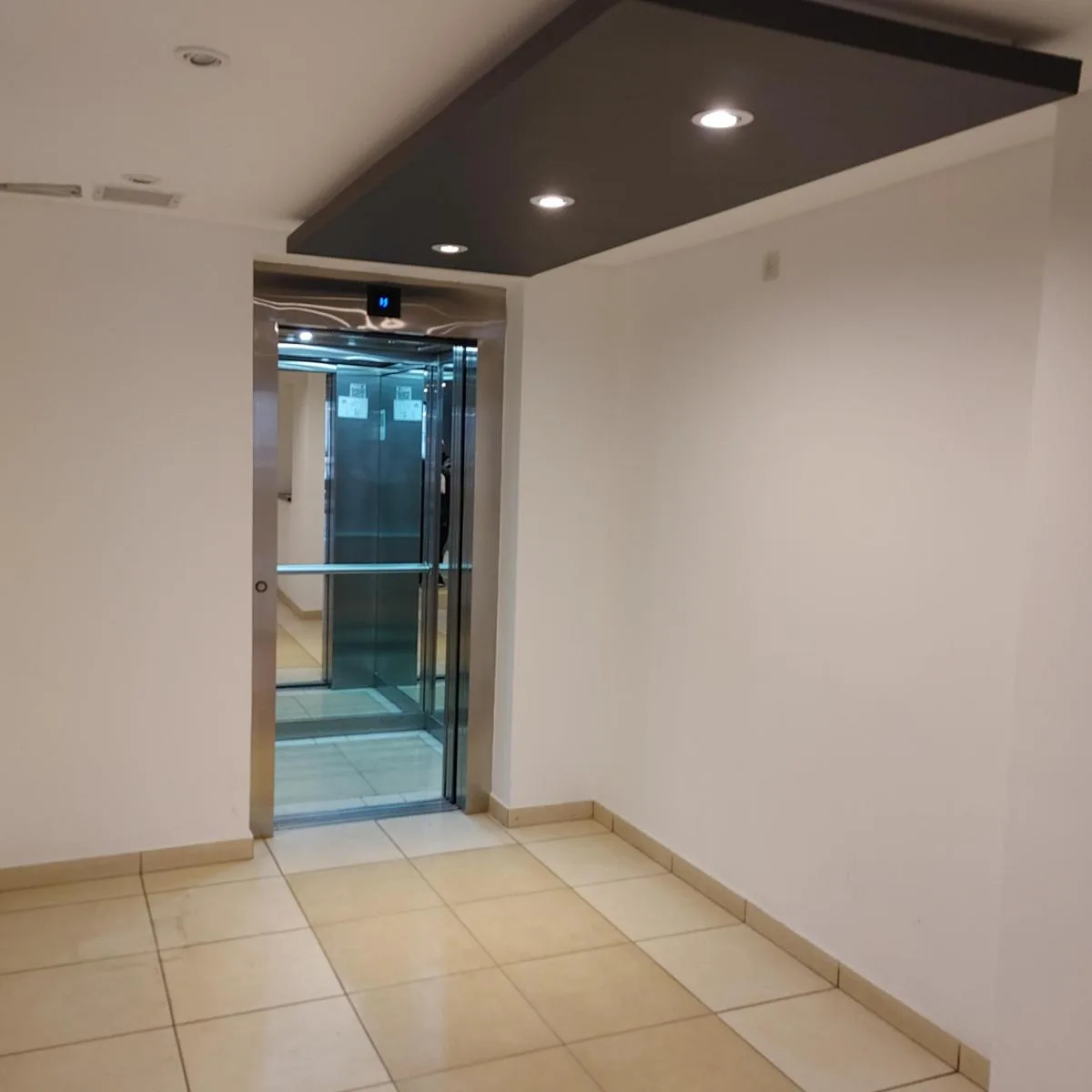 Semipiso monoambiente con balcón a la calle en Belgrano