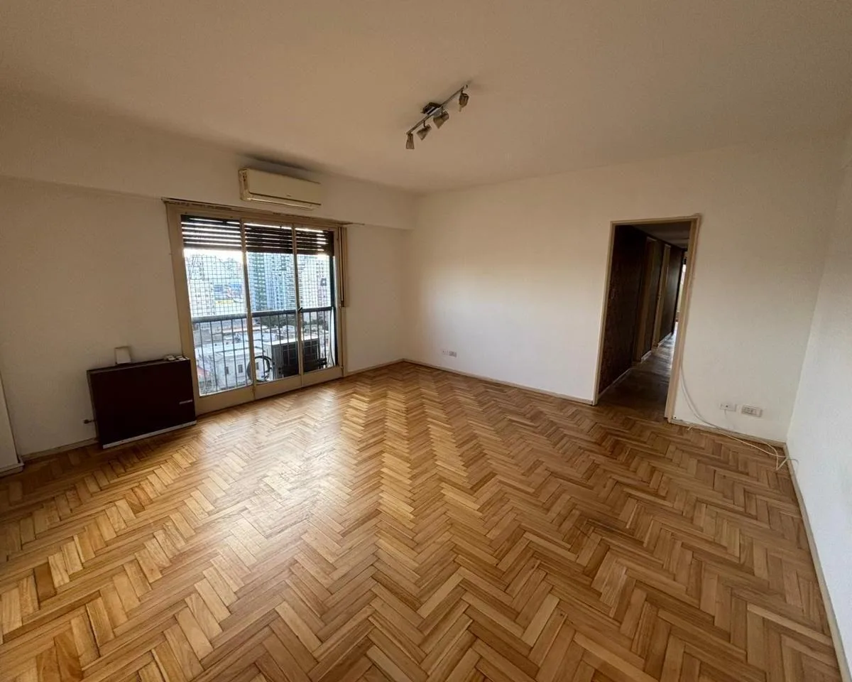 Apartamento de três quartos com varanda em Caballito
