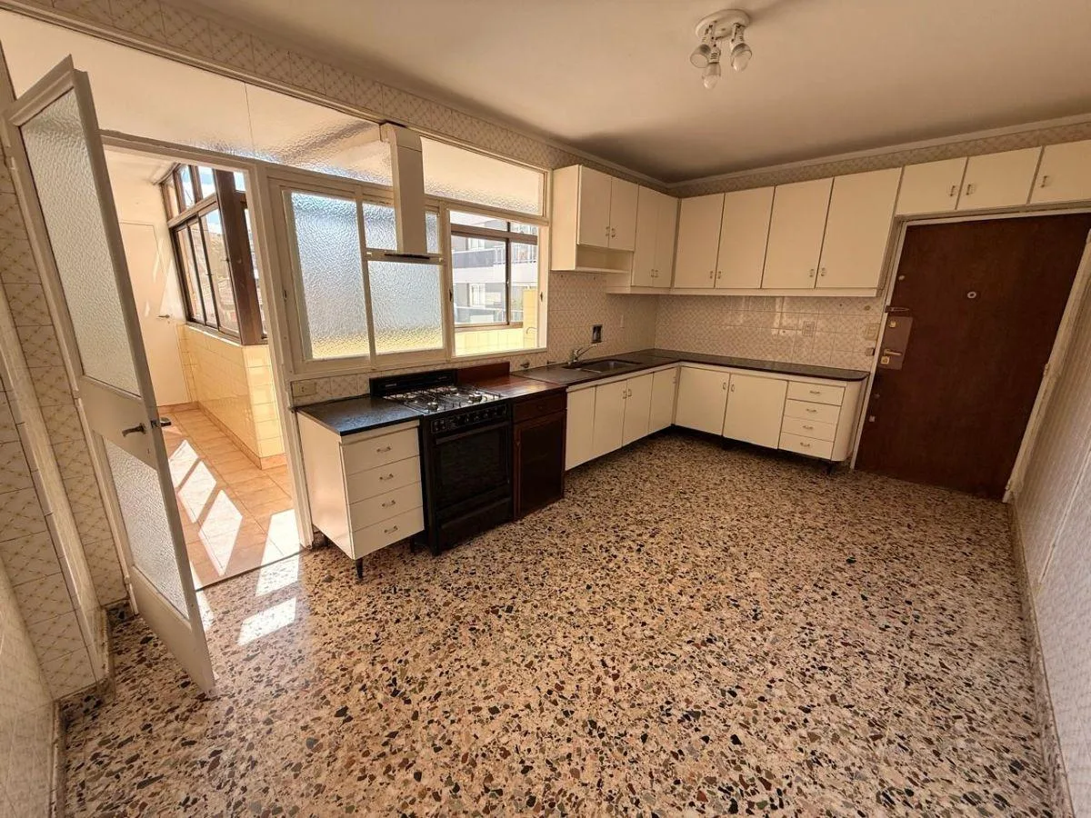 Piso de 4 dormitorios en Belgrano con habitación de servicio y cochera