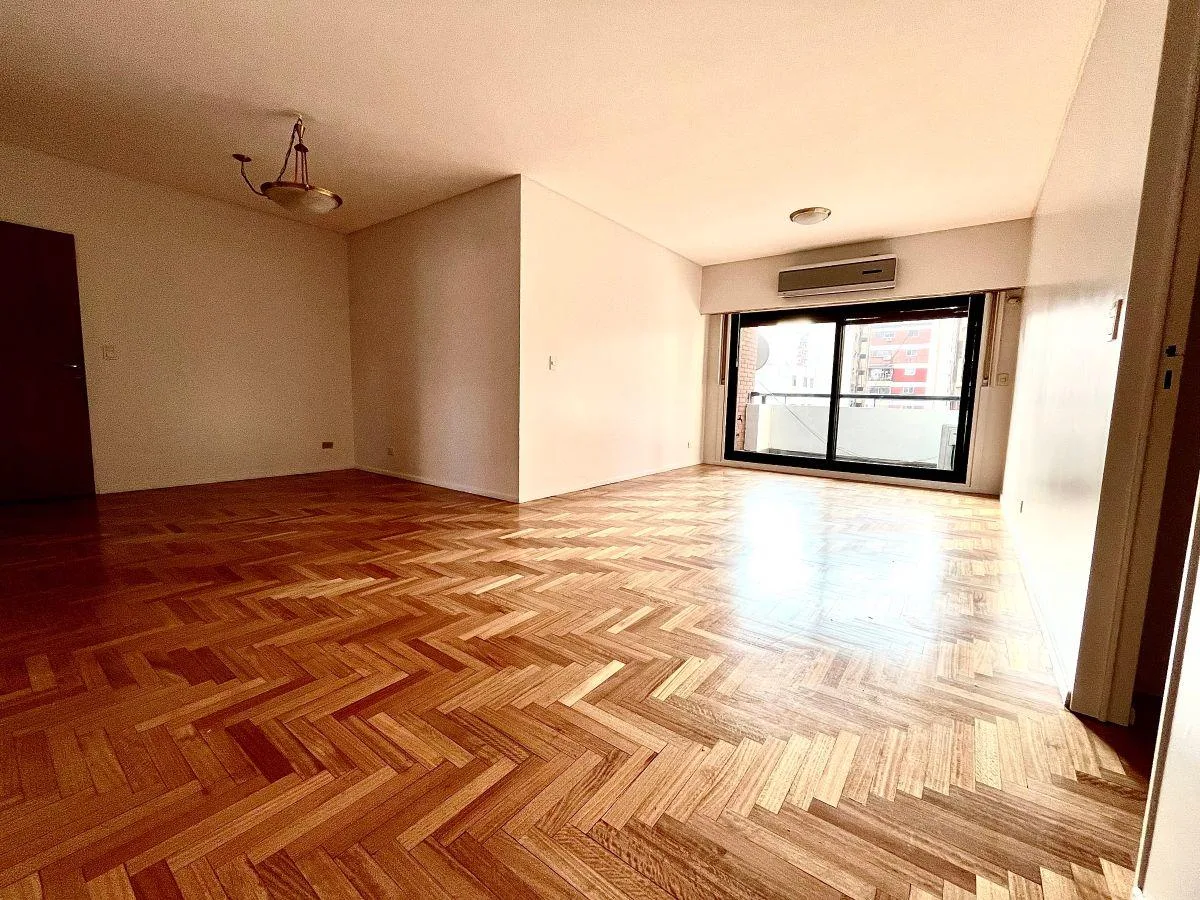 Квартира с 3 спальнями и служебными помещениями в Avellaneda