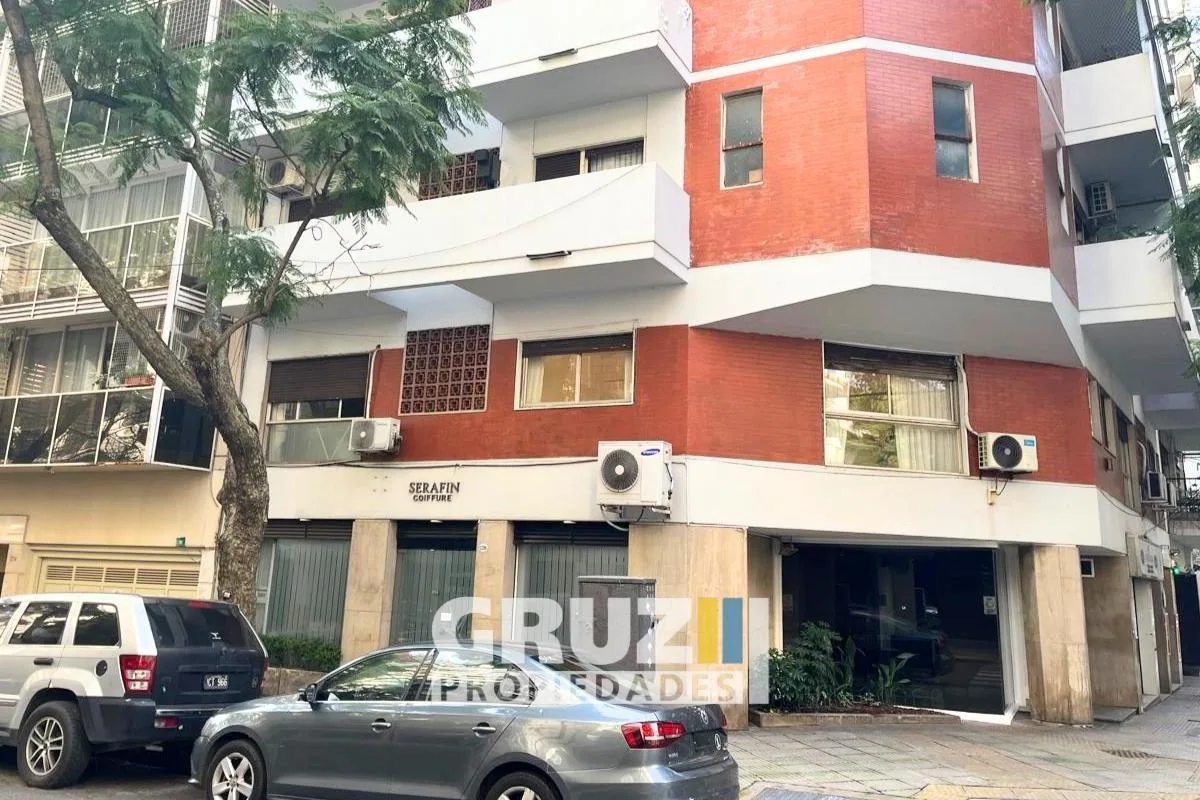 Three-bedroom four-room apartment in Palermo