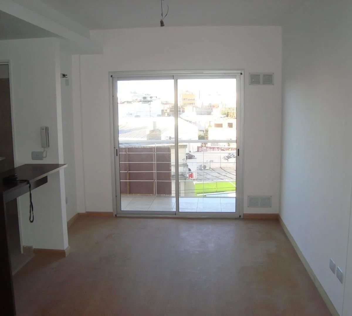 Apartamento de 2 ambientes com varanda de frente em Tres de Febrero