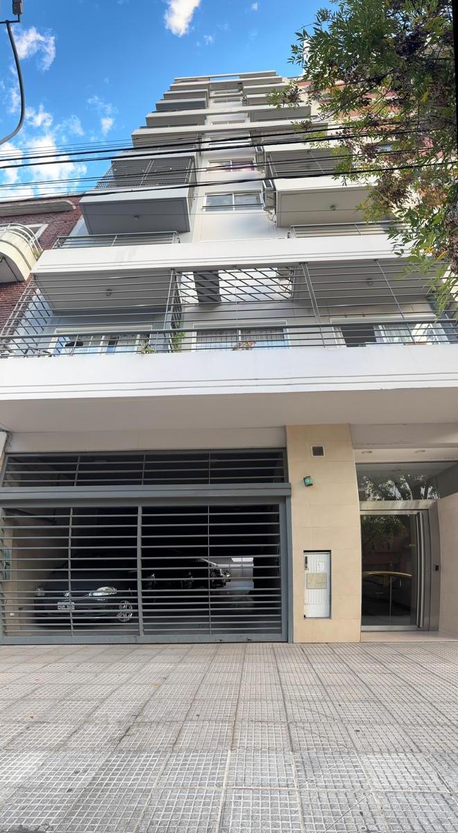 Departamento de 2 ambientes al frente con balcón en Almagro