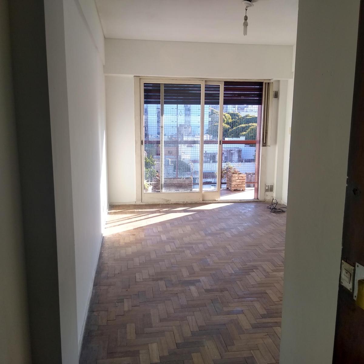 Apartamento de dois ambientes de frente com varanda contínua em Caballito