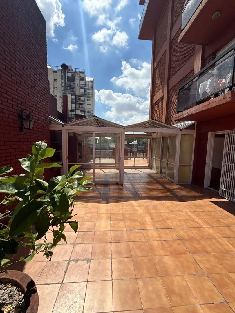 Apartamento de meio andar com 4 dormitórios em Martínez