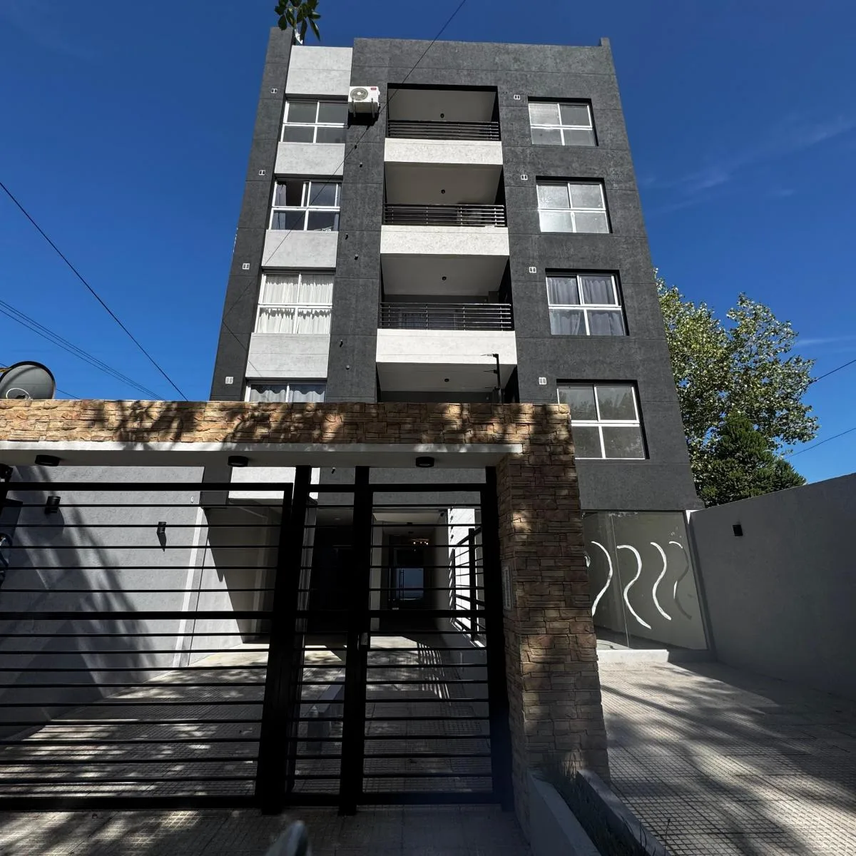 Apartamento de 2 ambientes com closet, vaga coberta e terraço privativo em Buenos Aires