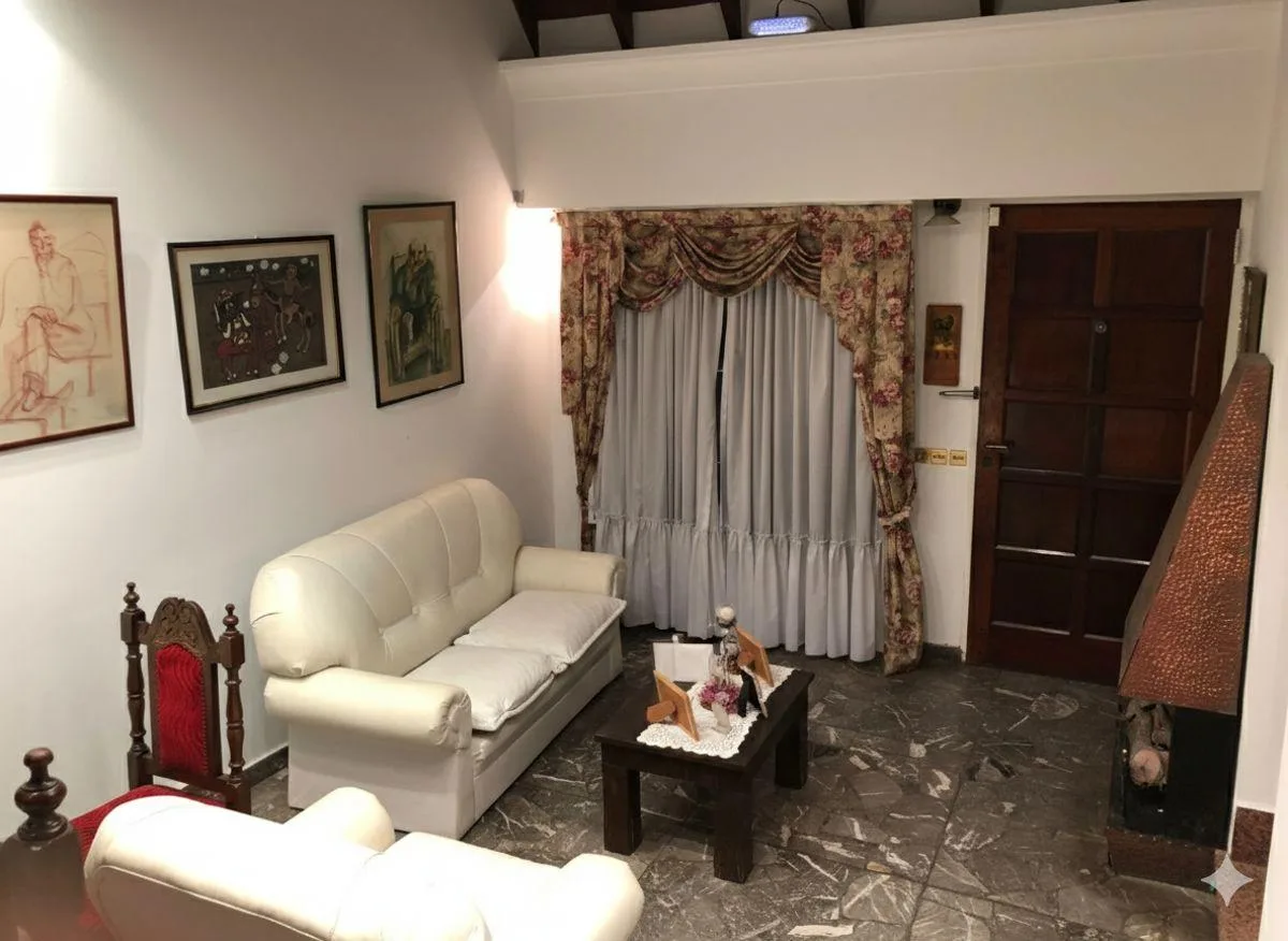 Casa com duas unidades funcionais e 4 dormitórios em Tres de Febrero