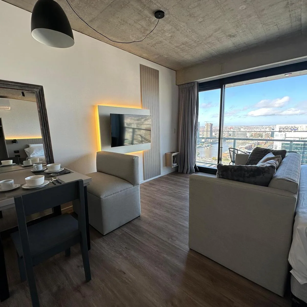 С мебелью студия на высоком этаже в Puerto Madero