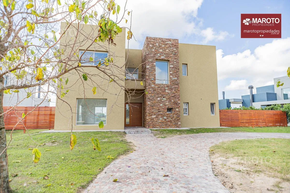 Brand new four-bedroom house on the lagoon in El Canton