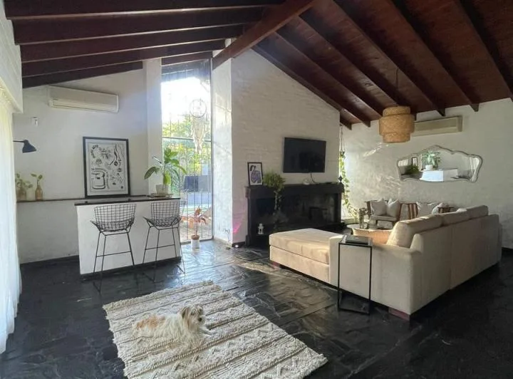 Casa de 3 dormitórios em San Isidro (La Horqueta) com piscina