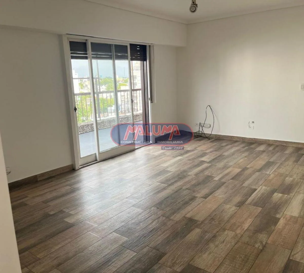3-room duplex-style unit with parking