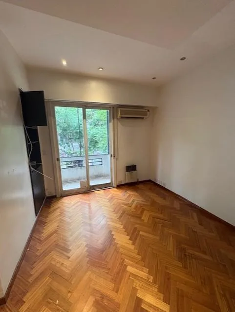Apartamento de dois ambientes de frente para a rua com varanda em Belgrano