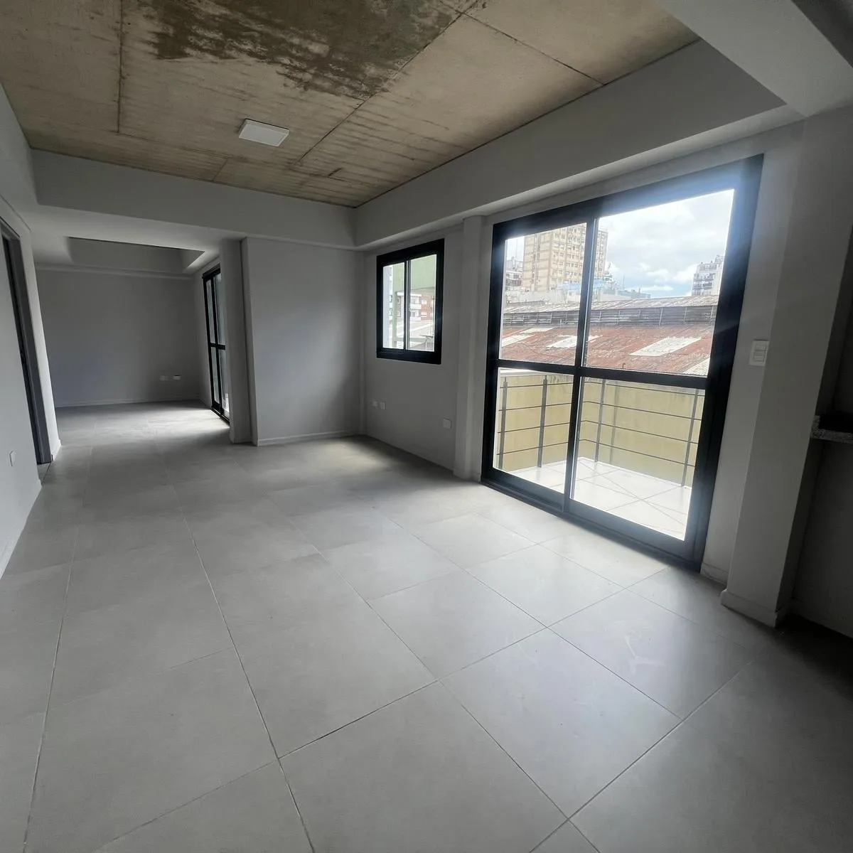 Monoambiente divisible con 2 balcones en Almagro