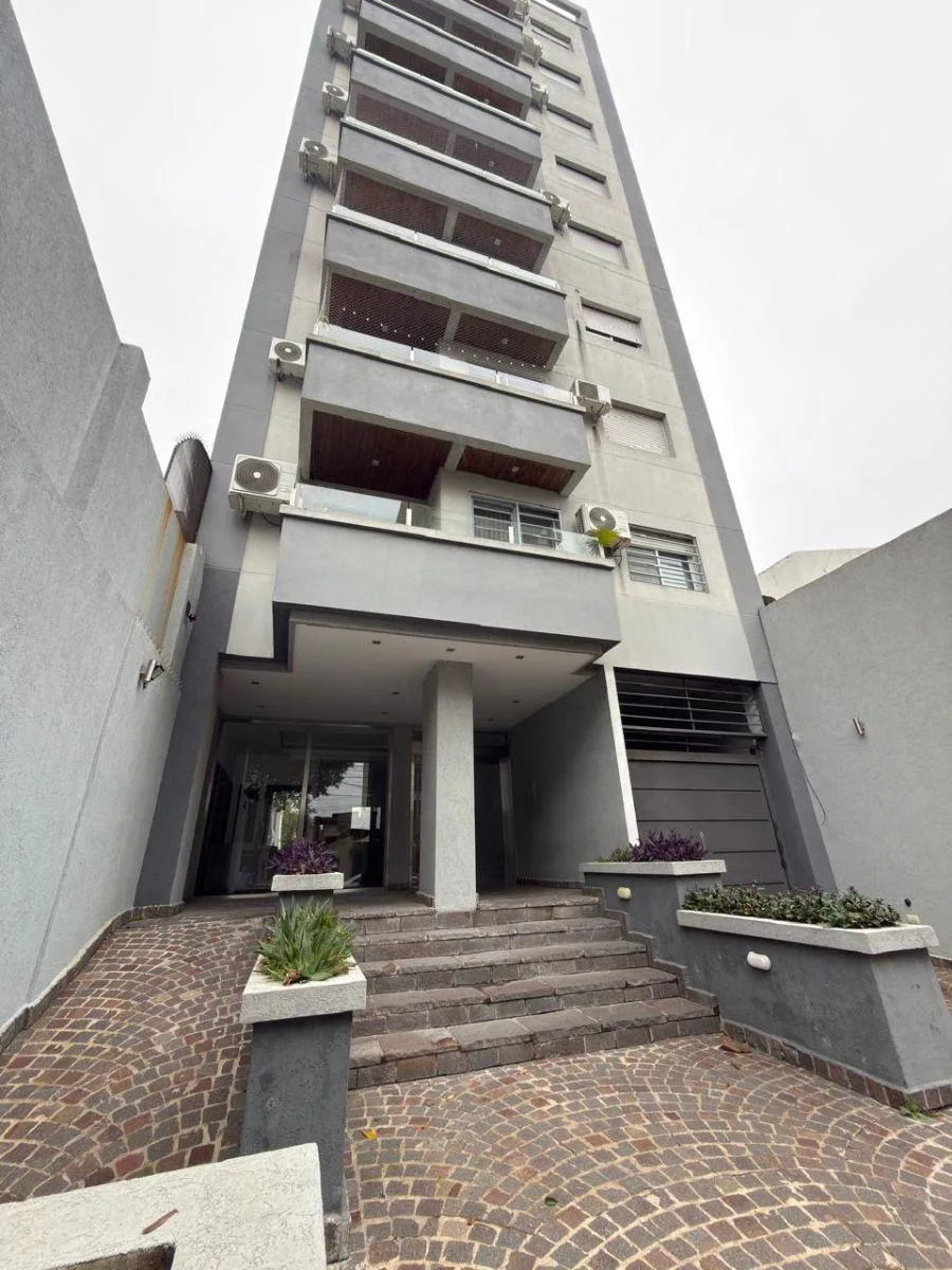 Apartamento de três ambientes com vaga de garagem em Lanús Este