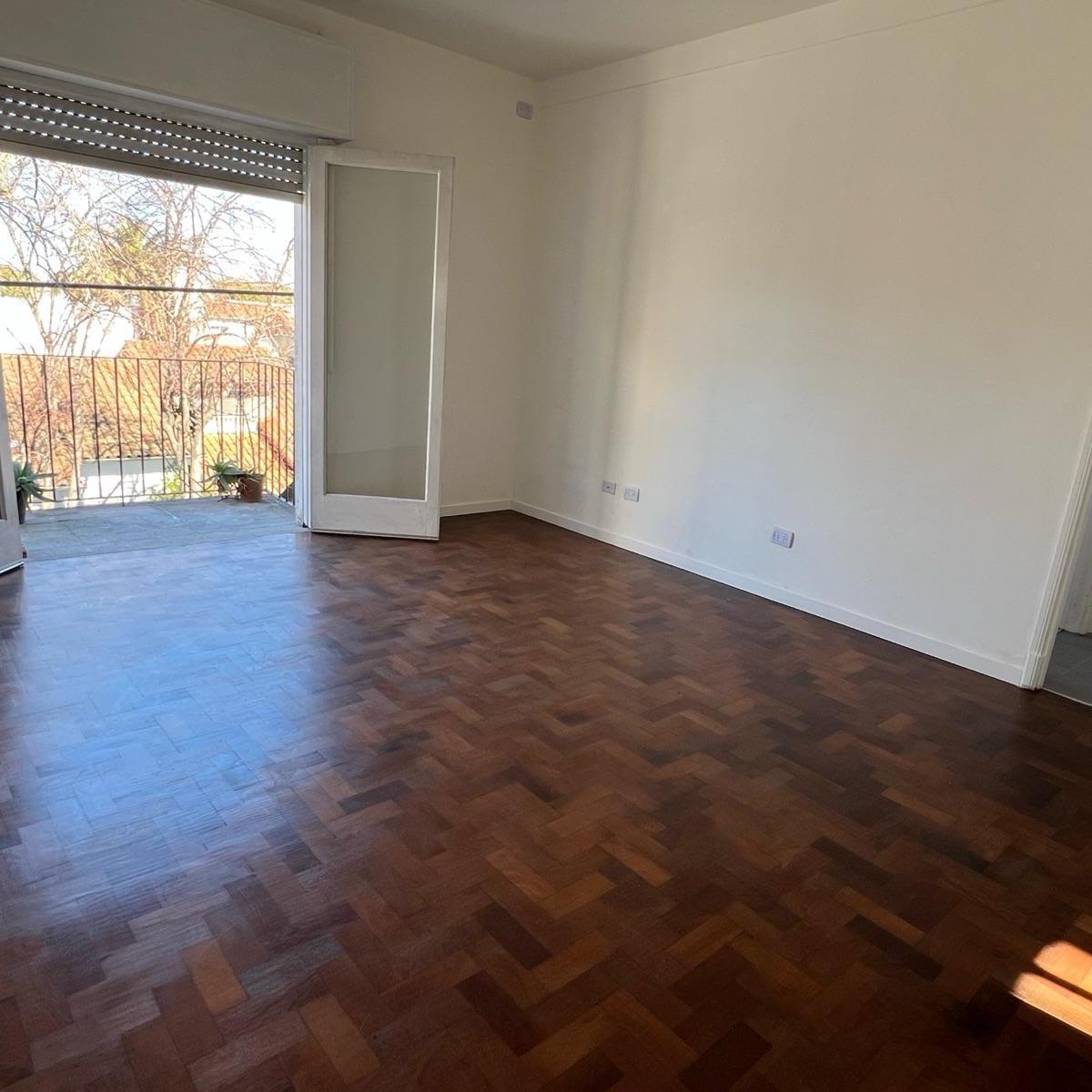 Departamento de 3 ambientes con balcón en Beccar