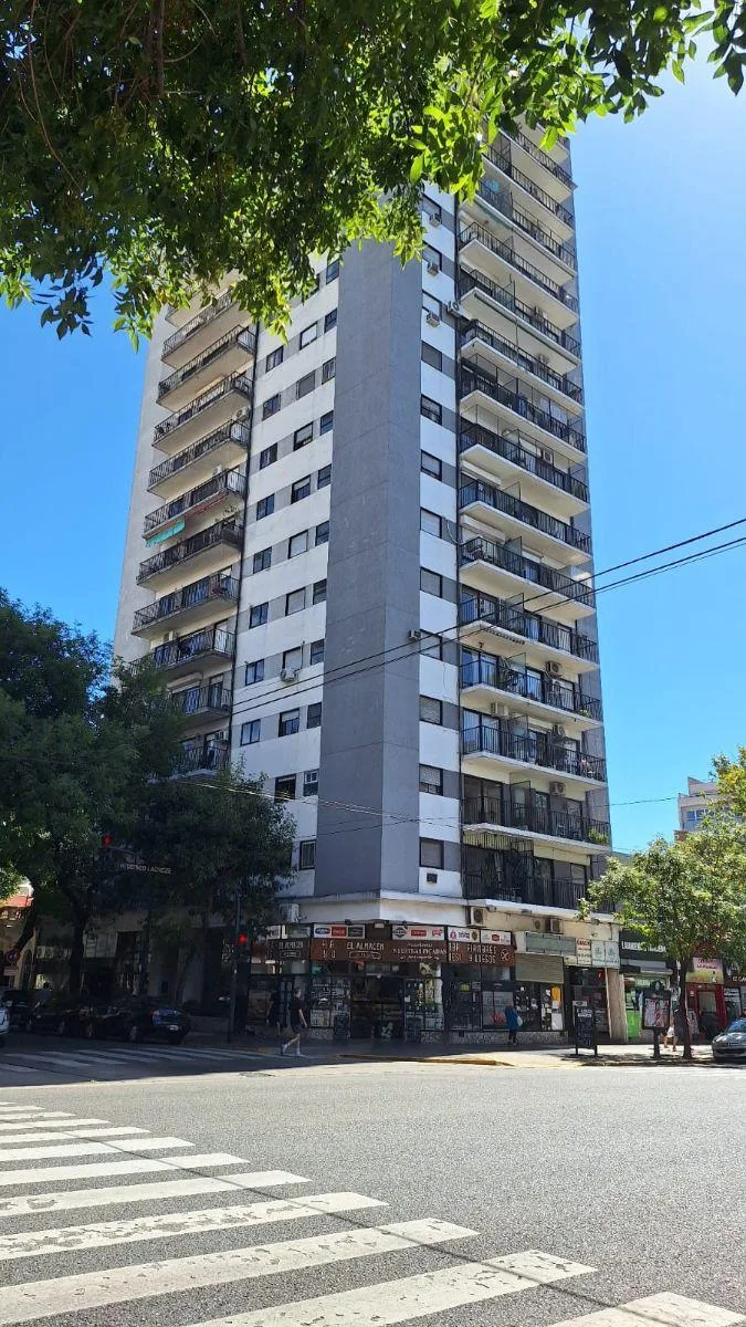 Departamento de 2 ambientes con balcón y vista abierta en Chacarita