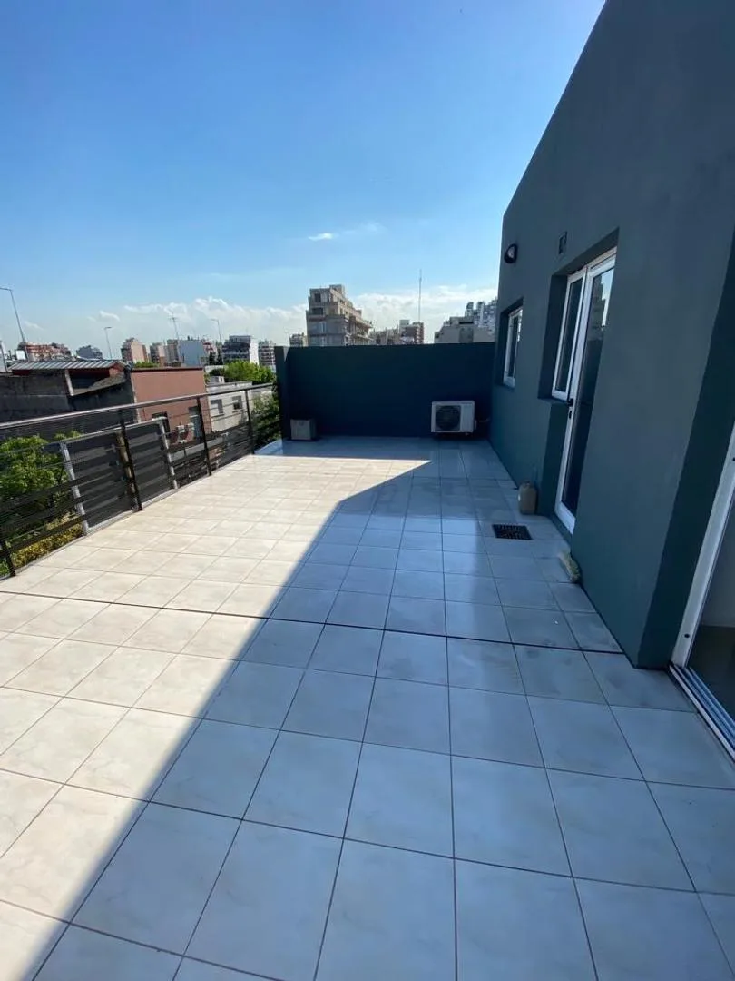 Apartamento de 2 ambientes com varanda/terraço e vaga fixa em Boedo