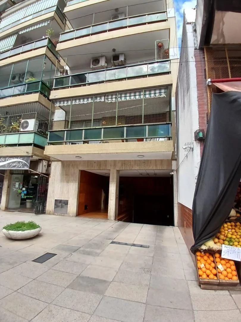Apartamento de três ambientes com vaga em General San Martín
