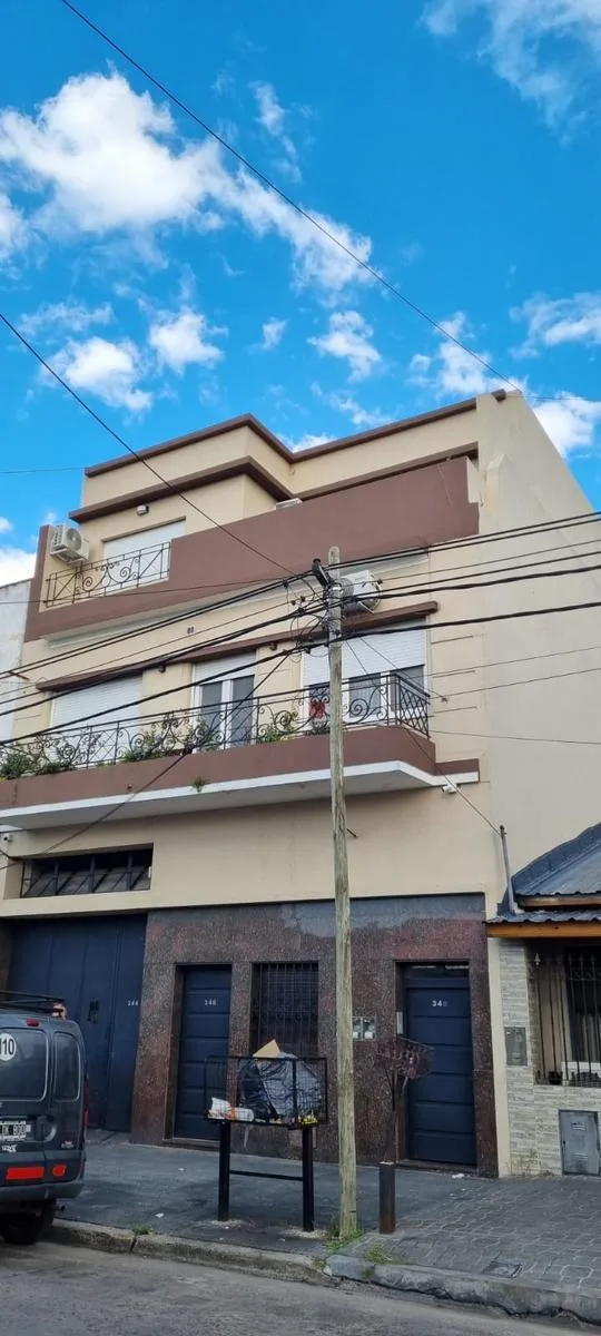 Apartamento de três ambientes no 2º andar em Lanús