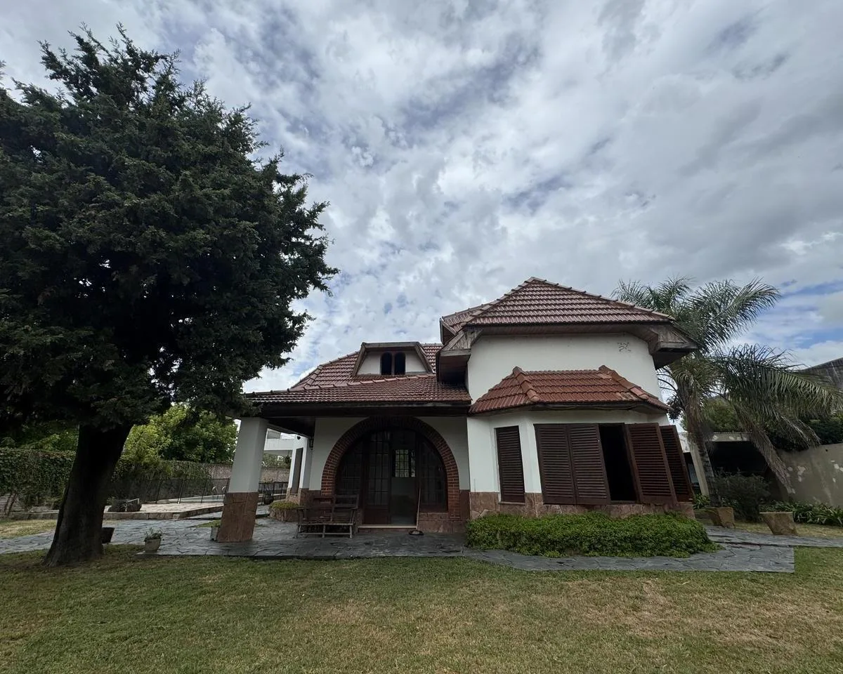 Casa em esquina com 5 dormitórios em La Plata