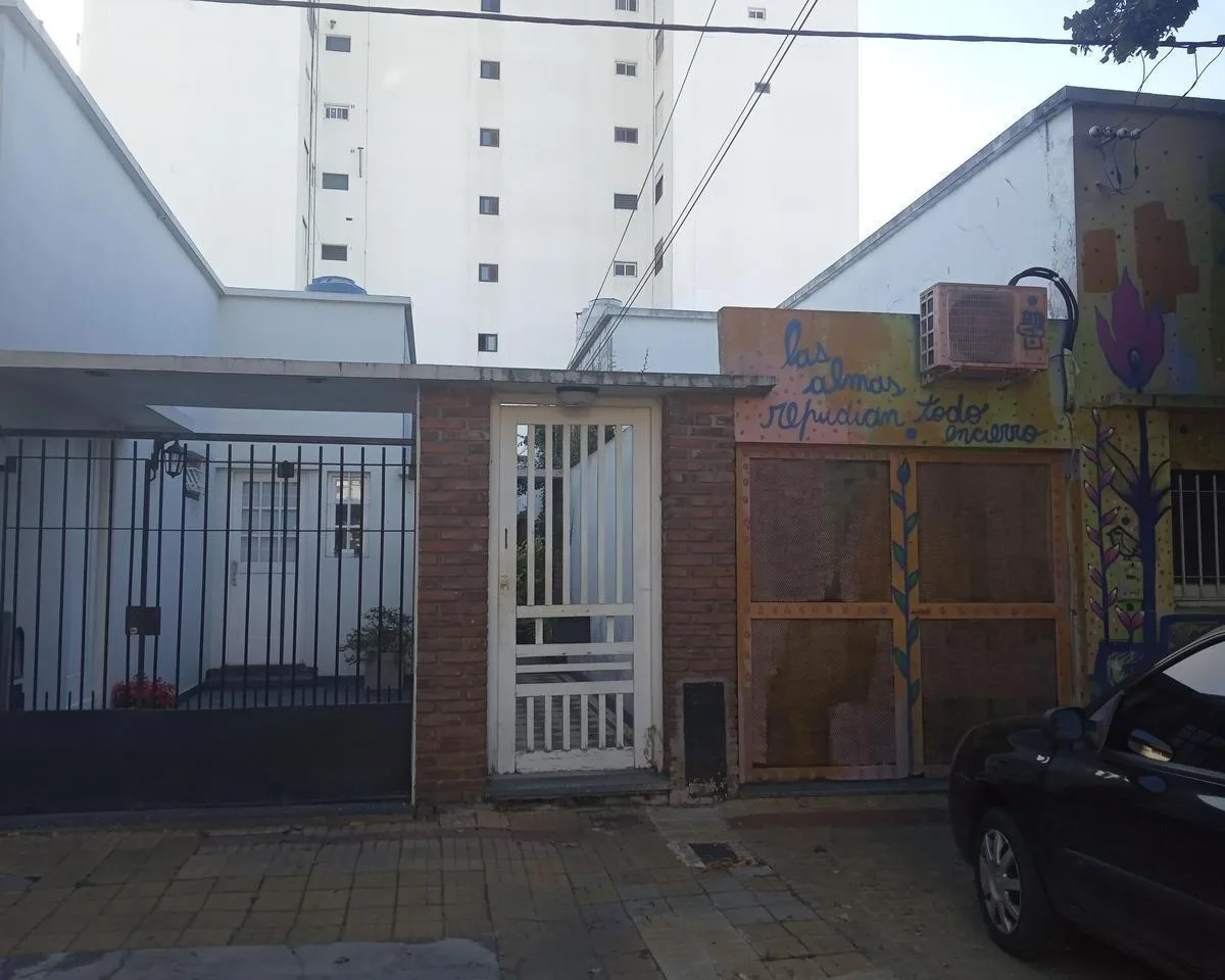 Apartamento térreo com 2 dormitórios em La Plata