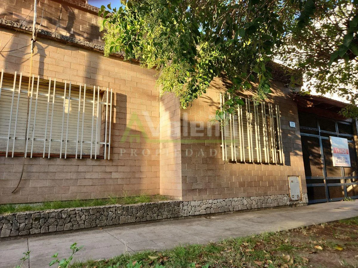 Casa de três ambientes com pátio e garagem em Villa Tesei, Hurlingham