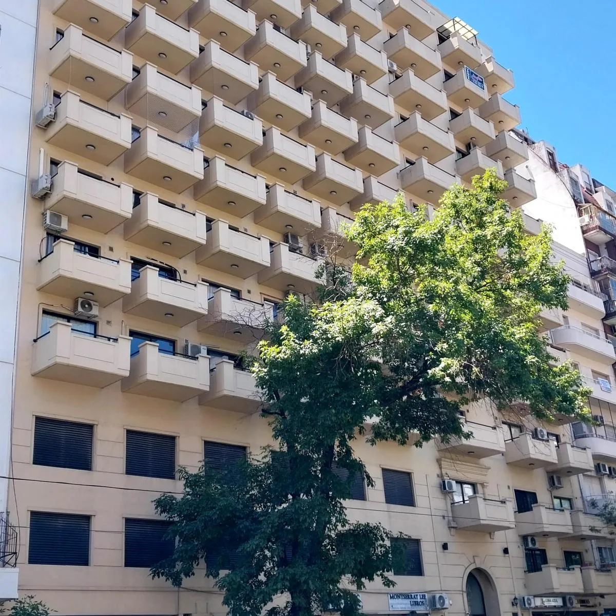 Квартира-студия в Monserrat, окна во двор