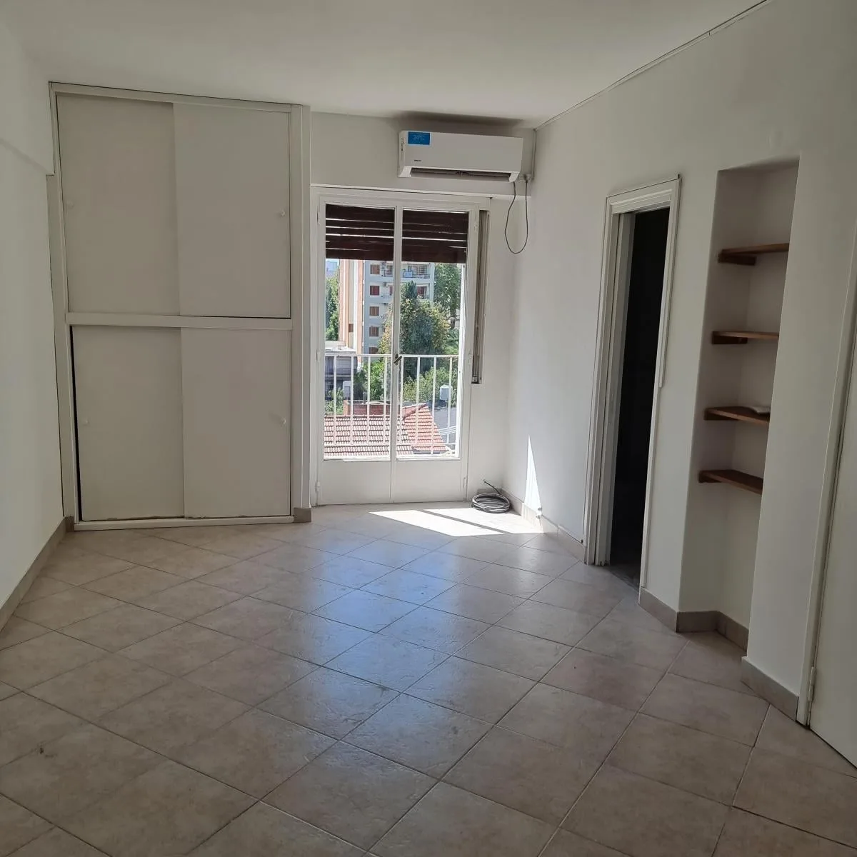 Квартира-студия с балконом и окнами на улицу в Flores