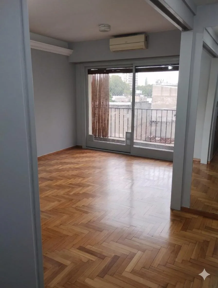 Apartamento de dois ambientes com varanda de fundos em Villa General Mitre