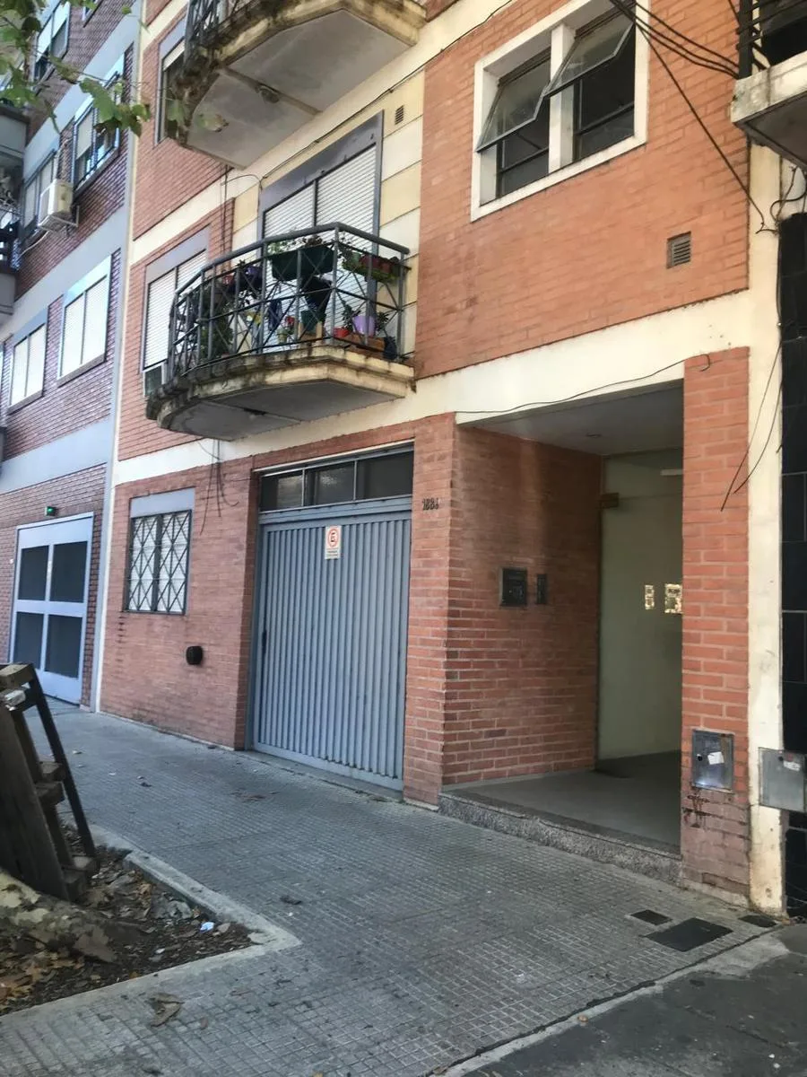 Apartamento de dois ambientes na frente em Monte Castro