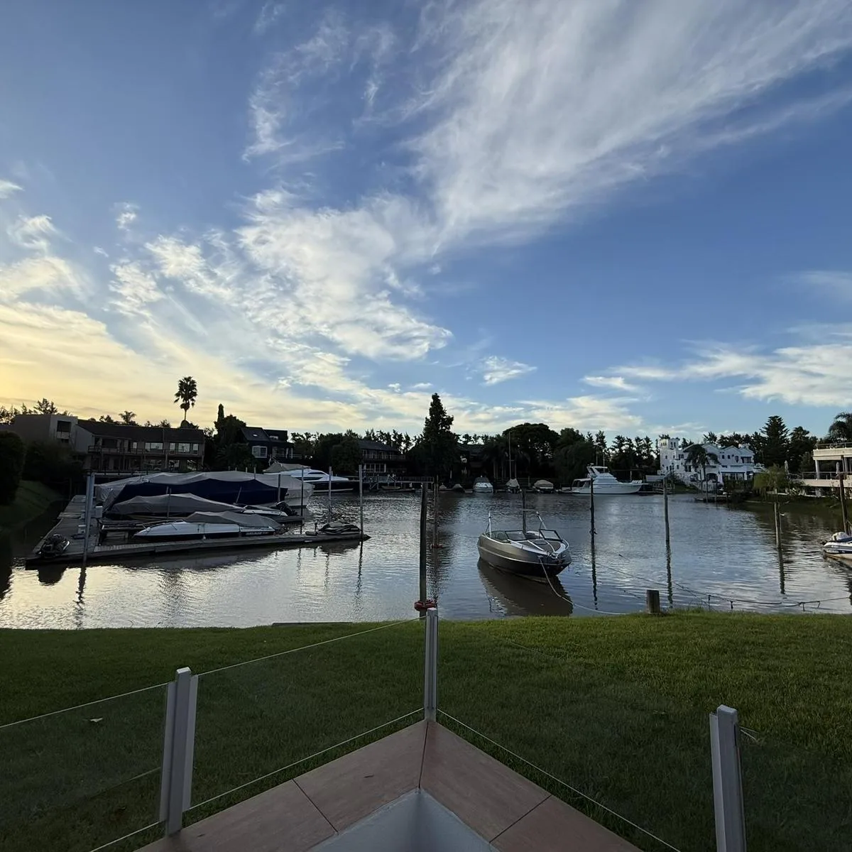 Refurbished ground-floor apartment with two bedrooms in Victoria