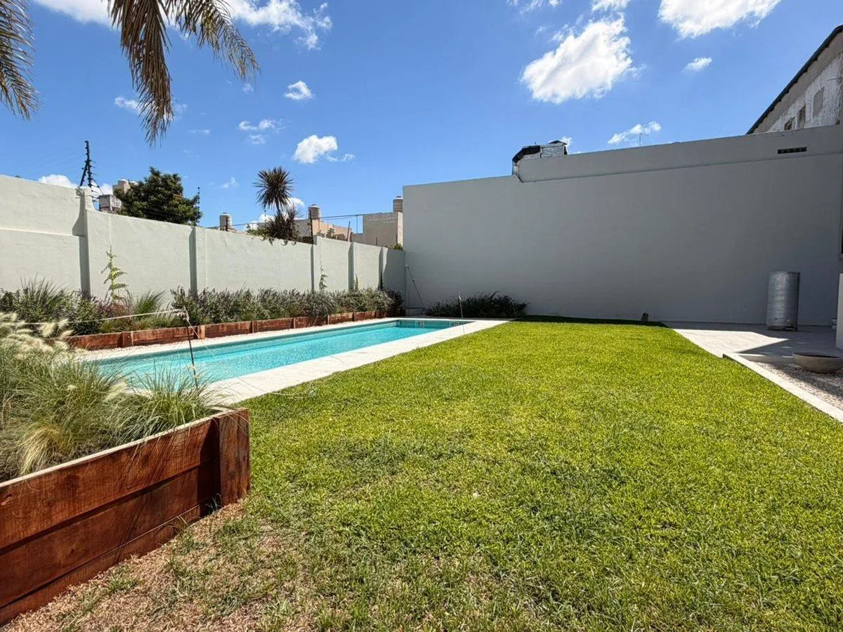 Apartamento de três ambientes novo em Monte Castro