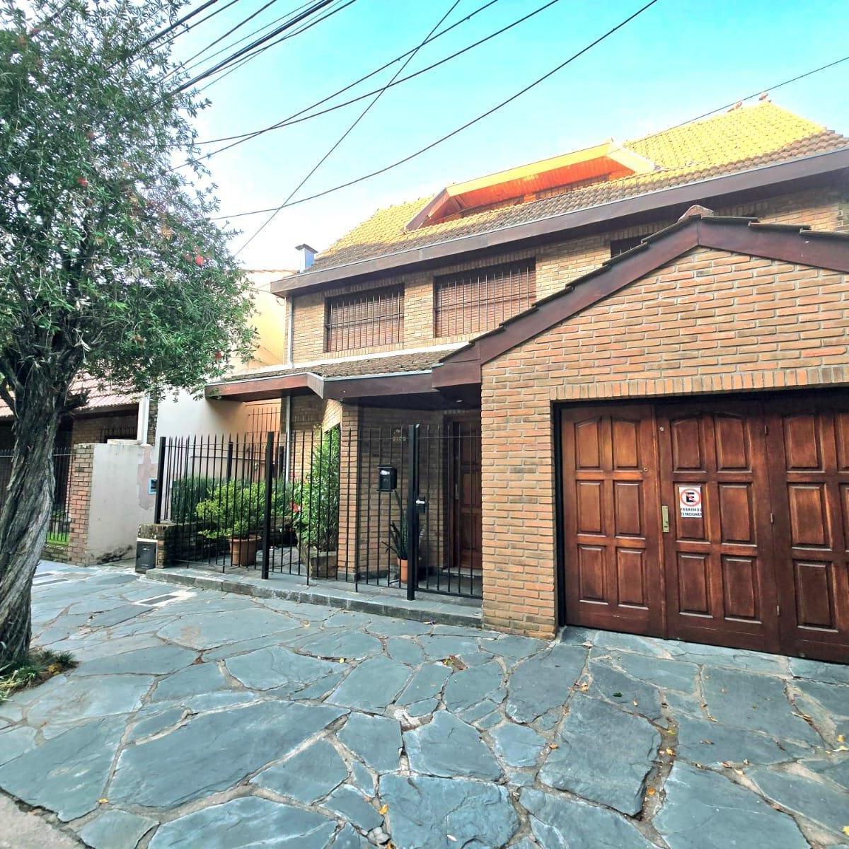 Four-bedroom house with garden in Martínez